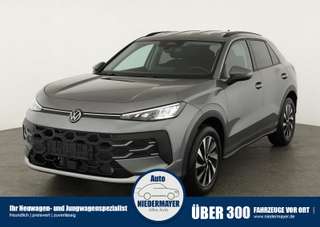 Schräge Frontansicht auf einen Volkswagen T-Roc , freigestellt