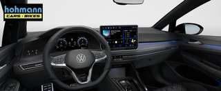 Schräge Frontansicht auf einen Volkswagen Golf , freigestellt