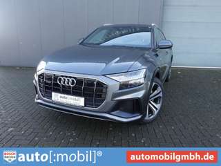 Schräge Frontansicht auf einen Audi Q8 , freigestellt