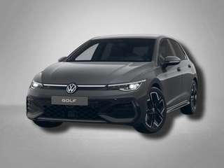 Schräge Frontansicht auf einen Volkswagen Golf , freigestellt