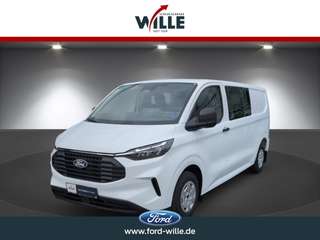 Schräge Frontansicht auf einen Ford Transit Custom , freigestellt