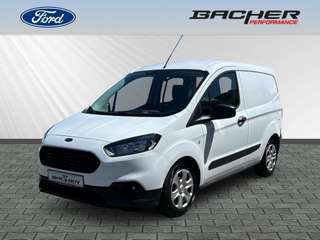 Schräge Frontansicht auf einen Ford Transit Courier , freigestellt