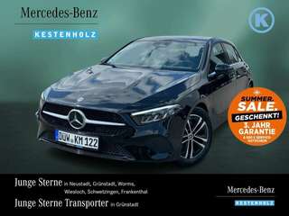 Schräge Frontansicht auf einen Mercedes-Benz A-Klasse , freigestellt