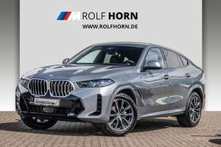 Schräge Frontansicht auf einen BMW X6 , freigestellt
