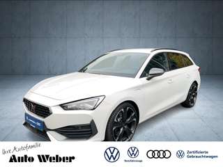 Schräge Frontansicht auf einen CUPRA Leon , freigestellt