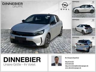 Schräge Frontansicht auf einen Opel Corsa , freigestellt