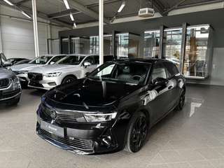 Schräge Frontansicht auf einen Opel Astra , freigestellt