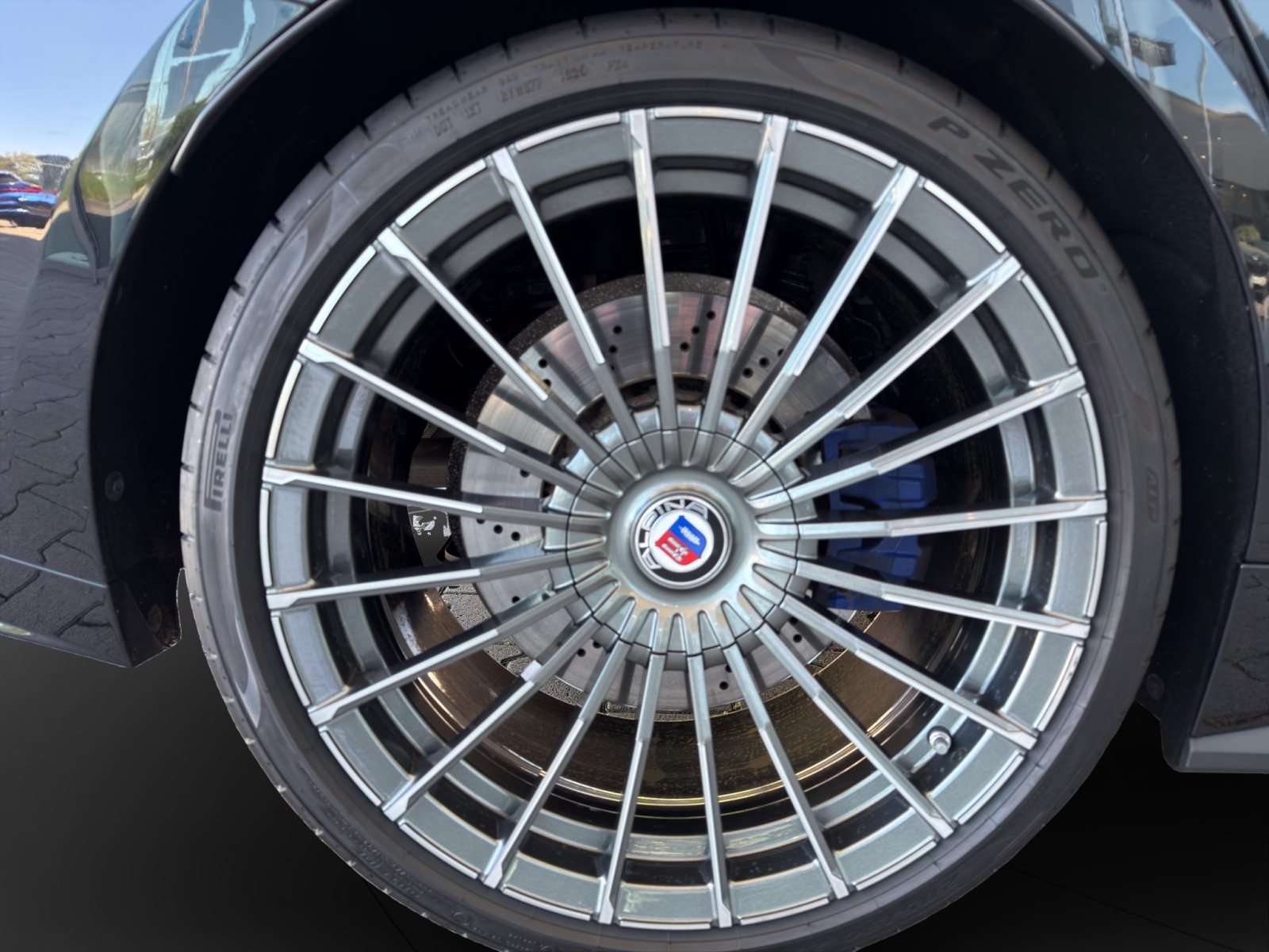 Fahrzeugbild eines Alpina B4