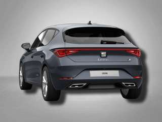 Schräge Frontansicht auf einen SEAT Leon , freigestellt