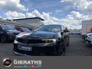 Schräge Frontansicht auf einen Opel Astra , freigestellt