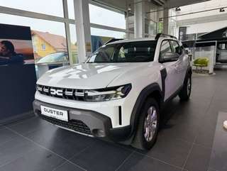 Schräge Frontansicht auf einen Dacia Duster , freigestellt
