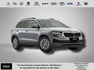 Schräge Frontansicht auf einen Skoda Karoq , freigestellt