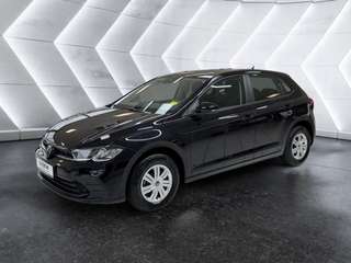 Schräge Frontansicht auf einen Volkswagen Polo , freigestellt