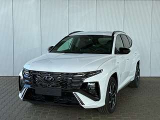 Schräge Frontansicht auf einen Hyundai Tucson , freigestellt