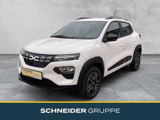 Schräge Frontansicht auf einen Dacia Spring , freigestellt