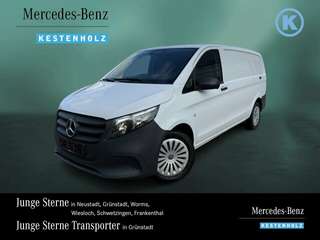 Schräge Frontansicht auf einen Mercedes-Benz Vito , freigestellt