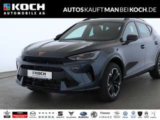 Schräge Frontansicht auf einen CUPRA Formentor , freigestellt