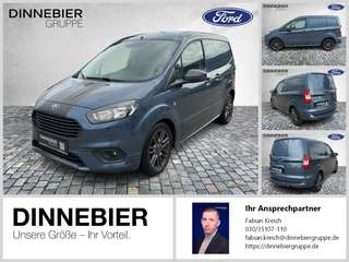 Schräge Frontansicht auf einen Ford Transit Courier , freigestellt