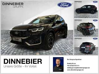 Schräge Frontansicht auf einen Ford Kuga , freigestellt