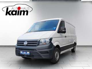 Schräge Frontansicht auf einen Volkswagen Crafter , freigestellt