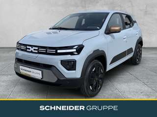 Schräge Frontansicht auf einen Dacia Spring , freigestellt