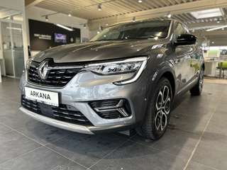 Schräge Frontansicht auf einen Renault Arkana , freigestellt