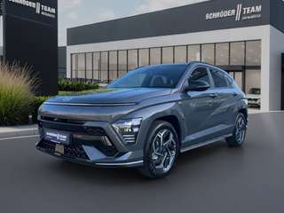 Schräge Frontansicht auf einen Hyundai Kona , freigestellt