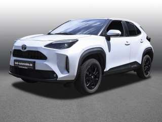 Schräge Frontansicht auf einen Toyota Yaris Cross , freigestellt