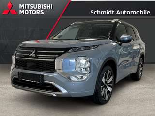 Schräge Frontansicht auf einen Mitsubishi Outlander , freigestellt