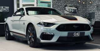Schräge Frontansicht auf einen Ford Mustang , freigestellt
