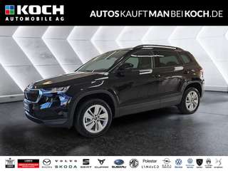 Schräge Frontansicht auf einen Skoda Karoq , freigestellt