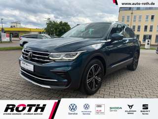 Schräge Frontansicht auf einen Volkswagen Tiguan , freigestellt