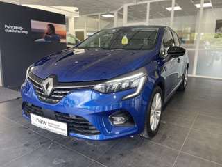 Schräge Frontansicht auf einen Renault Clio , freigestellt