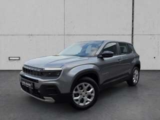 Schräge Frontansicht auf einen Jeep Avenger , freigestellt