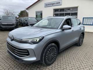 Schräge Frontansicht auf einen Volkswagen Tiguan , freigestellt