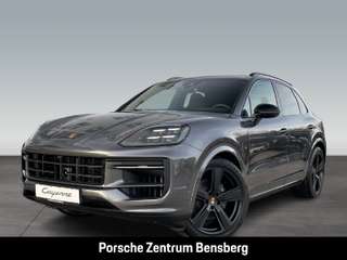 Schräge Frontansicht auf einen Porsche Cayenne , freigestellt
