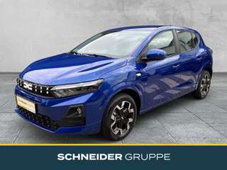 Schräge Frontansicht auf einen Dacia Sandero , freigestellt