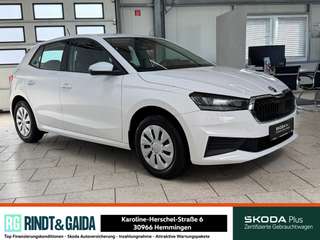 Schräge Frontansicht auf einen Skoda Fabia , freigestellt
