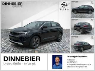 Schräge Frontansicht auf einen Opel Grandland X , freigestellt