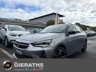 Schräge Frontansicht auf einen Opel Corsa , freigestellt