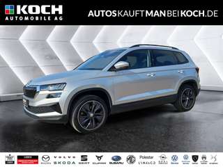 Schräge Frontansicht auf einen Skoda Karoq , freigestellt