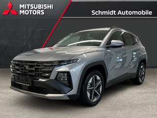 Schräge Frontansicht auf einen Hyundai Tucson , freigestellt