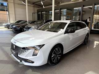Schräge Frontansicht auf einen Peugeot 508 , freigestellt