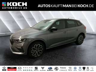 Schräge Frontansicht auf einen Skoda Scala , freigestellt