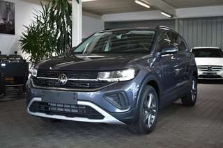 Schräge Frontansicht auf einen Volkswagen T-Cross , freigestellt