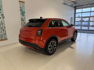 Schräge Frontansicht auf einen Fiat 600 , freigestellt