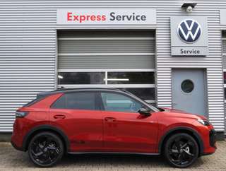 Schräge Frontansicht auf einen Volkswagen T-Roc , freigestellt