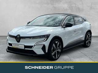 Schräge Frontansicht auf einen Renault Megane E-TECH , freigestellt