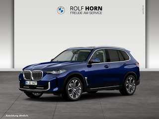Schräge Frontansicht auf einen BMW X5 , freigestellt