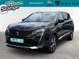 Schräge Frontansicht auf einen Peugeot 5008 , freigestellt